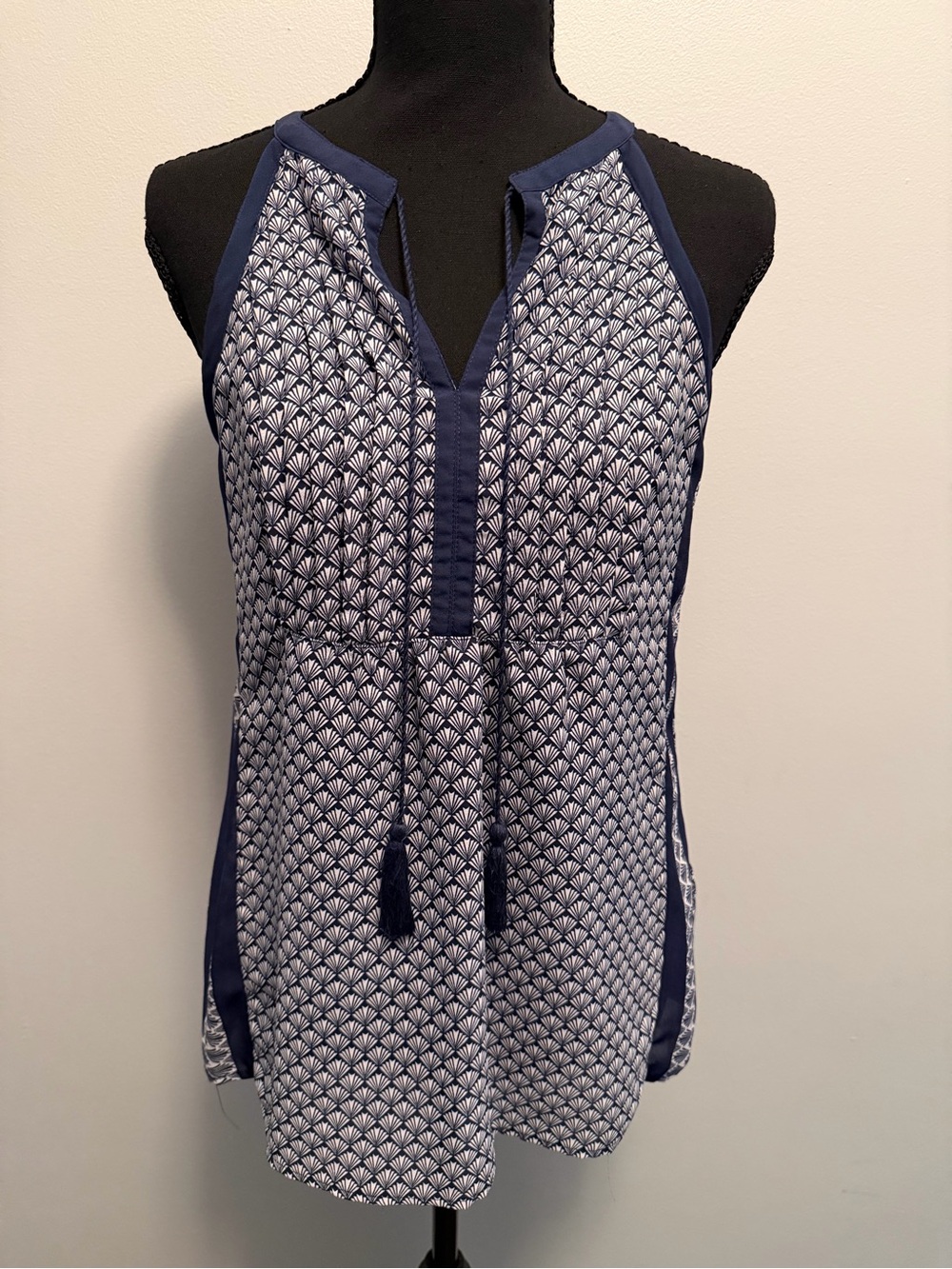 Violet & Claire Navy and White Printed Sleeveless Split-Neck Top